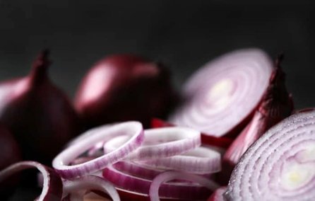 تیره ترین لک صورت را با آب پیاز درمان کنید + ماسک