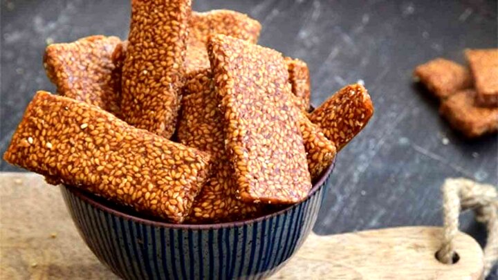 طرز تهیه سوهان کنجدی در منزل + فیلم