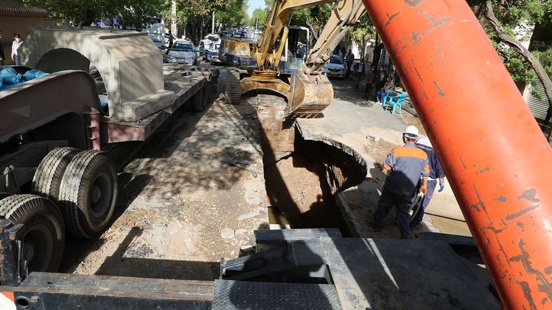 فرونشست خیابان شهید قدوسی اصفهان ناشی از ریزش کلکتور قدیمی فاضلاب بود