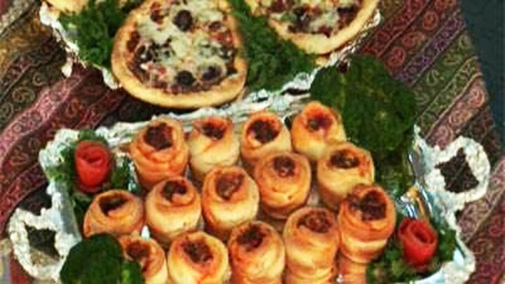 طرز تهیه پیتزا به شکل گل رز + فیلم