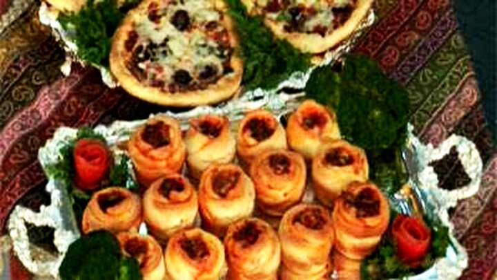 طرز تهیه پیتزا به شکل گل رز + فیلم