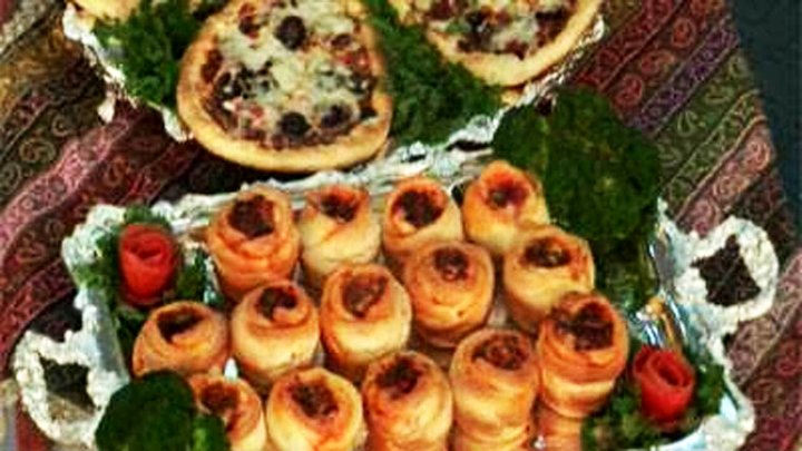 طرز تهیه پیتزا به شکل گل رز + فیلم