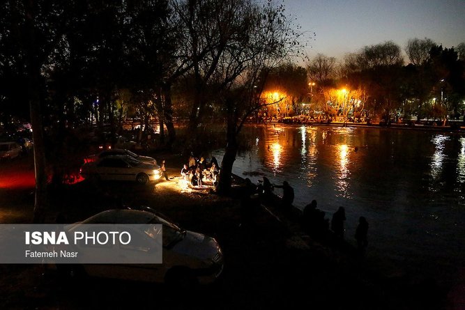 حضور مردم در کنار جریان آب زاینده‌رود - زرین شهر