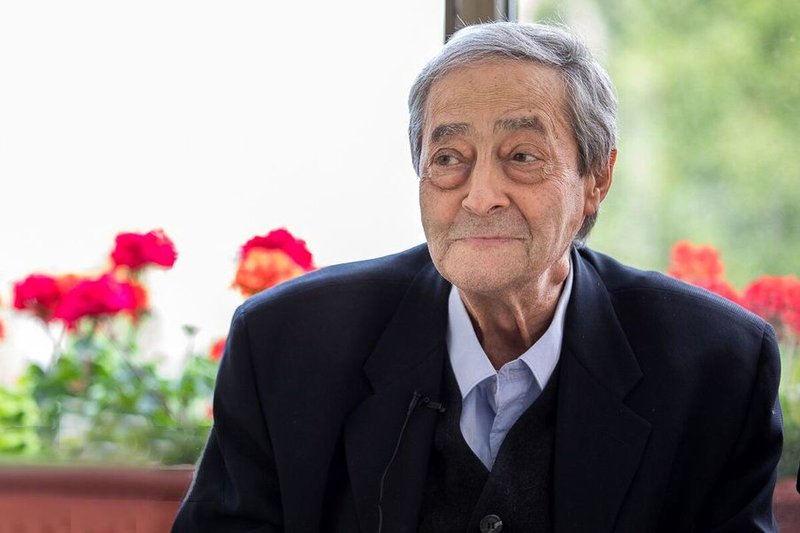 جای پای عاشقان در برف مانده است