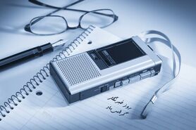 حرکت خبرنگار  روی تیغ دو لبه است