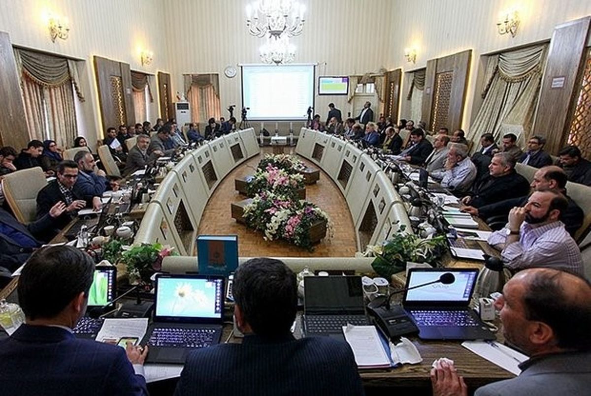 اصفهان راه تاریک تهران را میرود