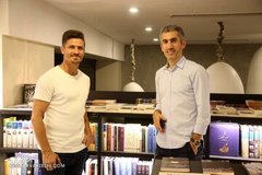 عکس| مجتبی جباری،میزبان رفیق قدیمی در کتاب‌فروشی