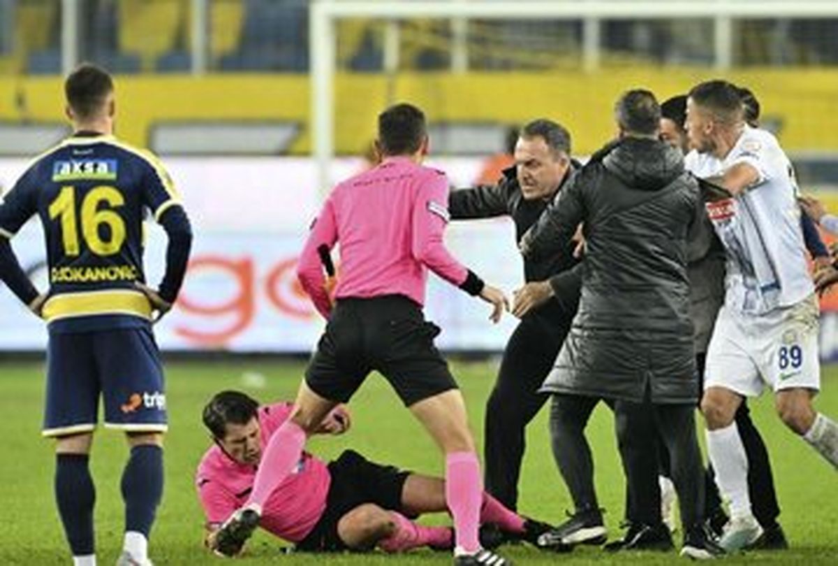 عکس‌| جنجال در ترکیه: مشت رئیس عصبانی زیر چشم داور!