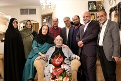 تجلیل و تکریم مدیر عامل صندوق اعتباری هنر از همسر استاد محمد کاسبی/ همیشه حامی و کنار هنرمندان هستیم