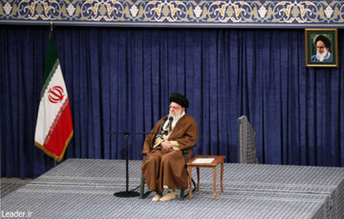 عکسی از واکنش رهبر انقلاب به گلایه های متفاوت یک دختر خردسال از ایشان