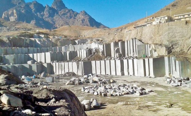 کوهستان کرکس پوشیده از معدن به‌جای برف