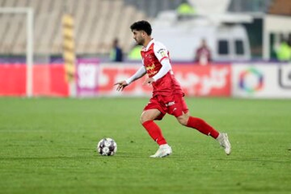 عکس| واکنش احساسی یک پرسپولیس پس از رسیدن به آرزوی بچگی