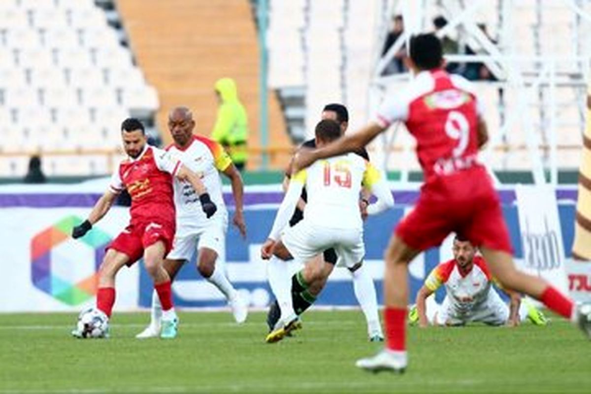 جواب محمدرضا احمدی داده شد؛ ایستادن کمک داور چهارم مقابل دوربین تلویزیون اشتباه بود!؟