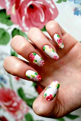 از این طرح‌های گلدار ناخن، ایده بگیرید