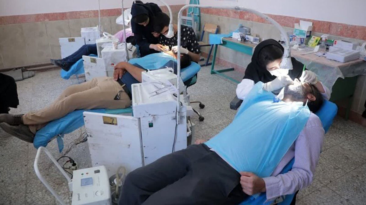 ارمغان «لبخند ایران» برای ساکنان زینبیه؛ دندانپزشکان جوان به یاری محرومان شتافتند