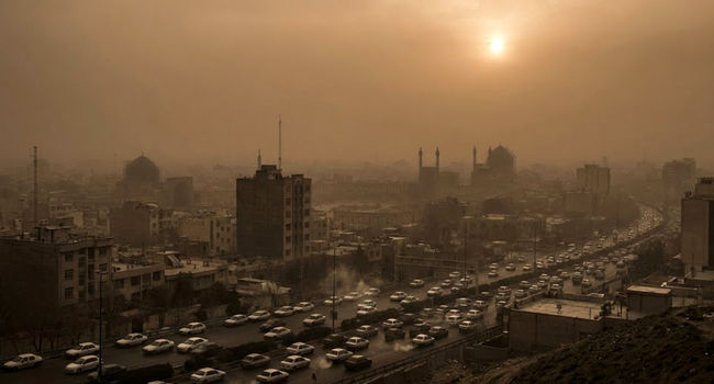 محاصره اصفهان در وضعیت قرمز: آلودگی هوا از مرز هشدار گذشت + جزئیات مناطق