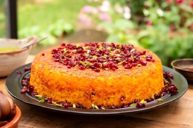 طرز تهیه ته‌چین گوجه فرنگی | دستور مجلسی با مرغ و قارچ + فوت و فن خوشمزه‌تر شدن