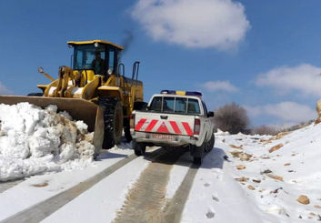 نجات شبانه مسافران در گردنه‌های کاشان و انسداد شریان‌های اصلی غرب اصفهان
