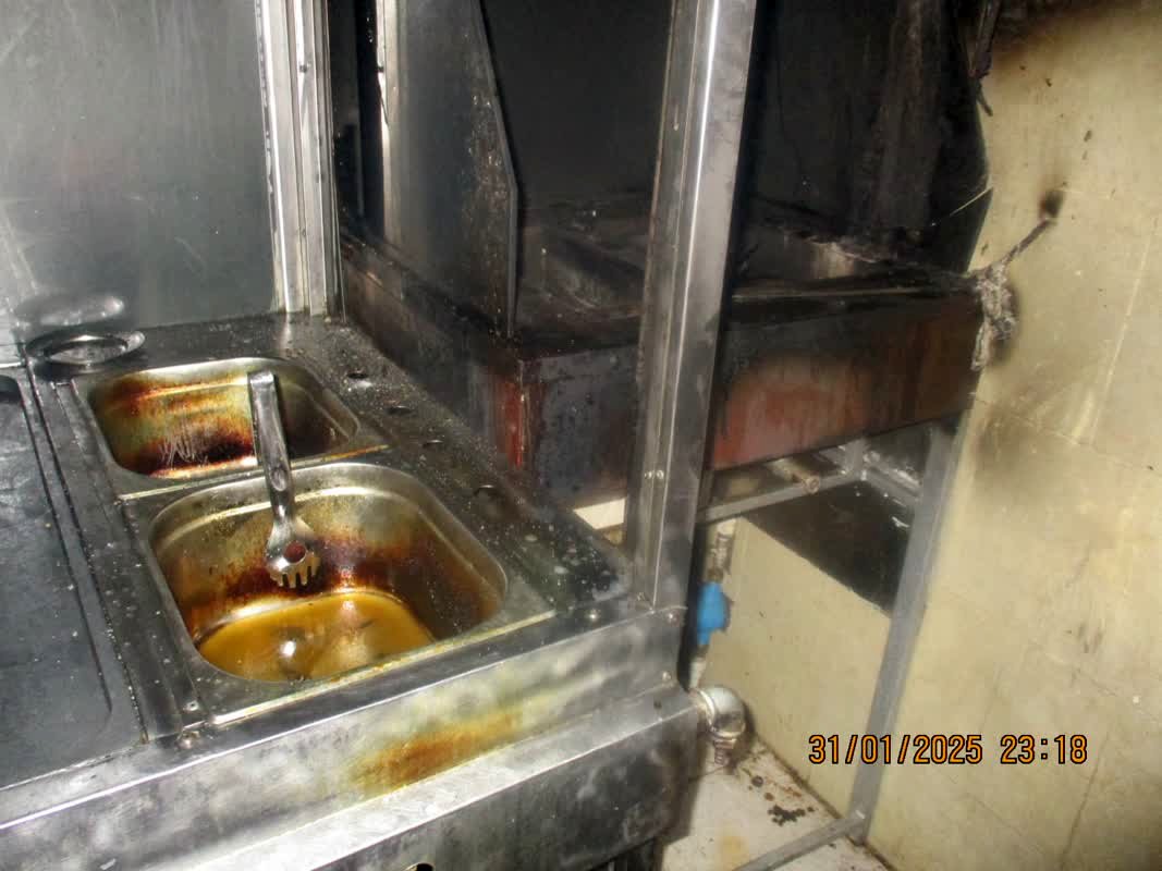  مغازه فلافل‌فروشی خیابان امام خمینی در آتش سوخت