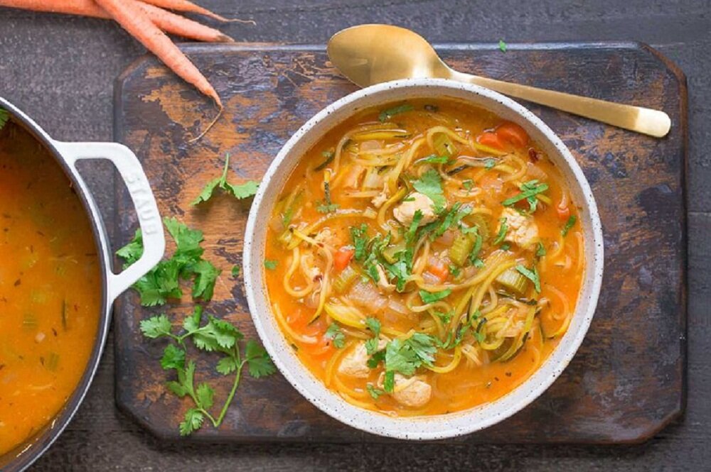 طرز تهیه سوپ رشته فرنگی با مرغ به روش خوشمزه