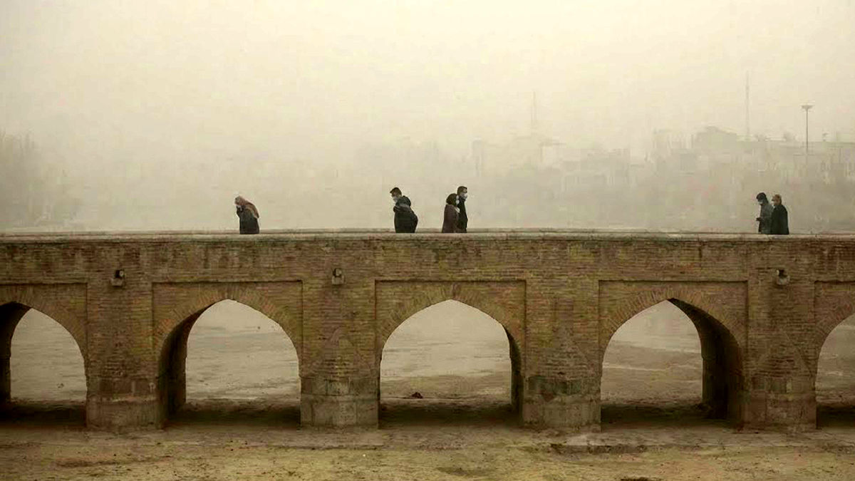 حبس نفس در یکشنبه سیاه اصفهان؛ هجوم هم‌زمان ریزگردها و گازهای سمی به ریه نصف‌جهان