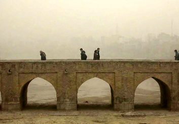 حبس نفس در یکشنبه سیاه اصفهان؛ هجوم هم‌زمان ریزگردها و گازهای سمی به ریه نصف‌جهان