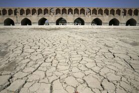 معرکه‌گیری وسط زاینده‌رود!