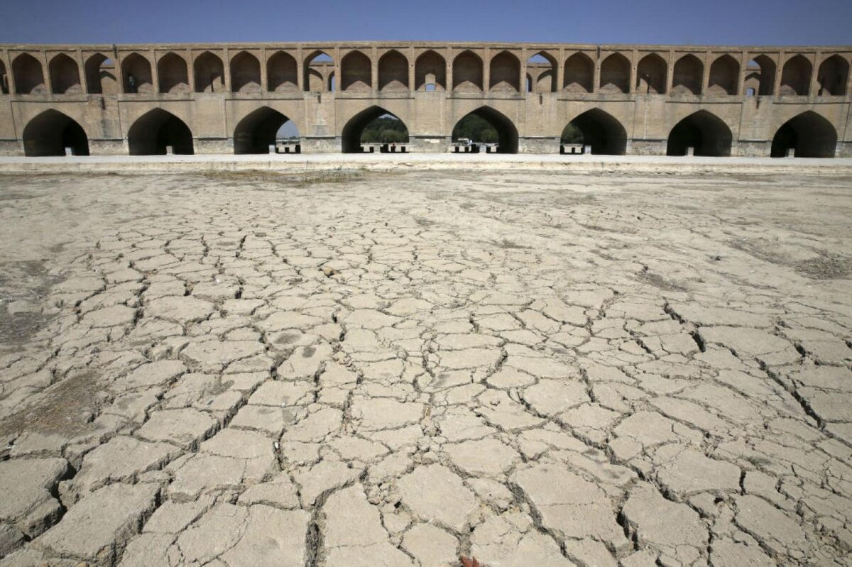 معرکه‌گیری وسط زاینده‌رود!