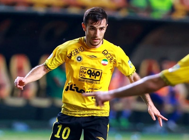 کوچ فرشاد احمدزاده به پرسپولیس در بن بست