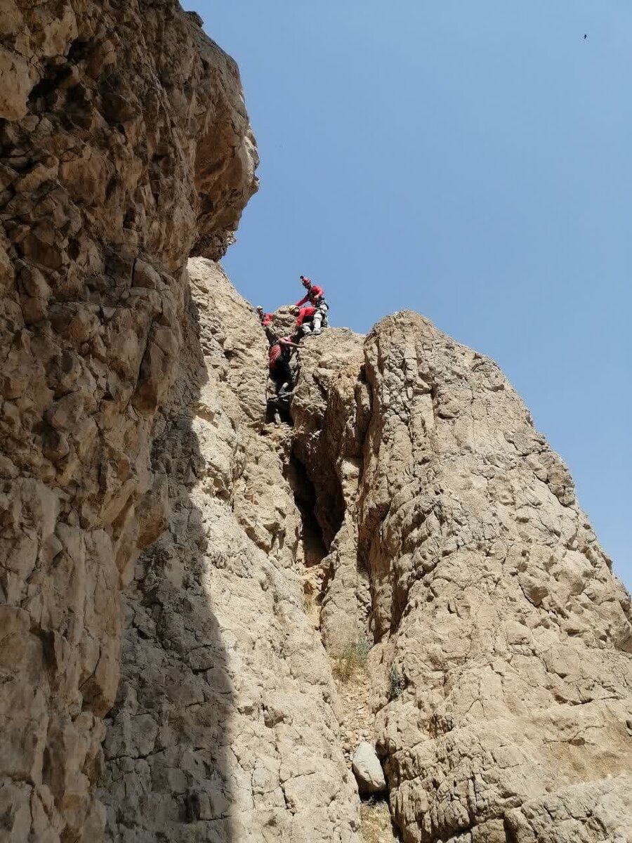 گرفتاری مرد ۵۰ ساله در کوه صفه+عکس