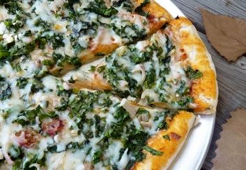 طرز تهیه پیتزا اسفناج با پنیر؛ غذای سالم و خوشمزه برای تمام سلیقه‌ها