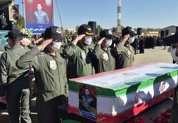 بدرقه سرخ تیزپروازان هوانیروز در اصفهان؛ پیکر خلبانان شهید بر دوش همرزمان تشییع شد