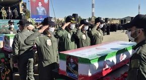 بدرقه سرخ تیزپروازان هوانیروز در اصفهان؛ پیکر خلبانان شهید بر دوش همرزمان تشییع شد