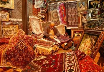 رقصِ رنگ بر روی فرش؛ وقتی نور، نقاشِ خانه می‌شود